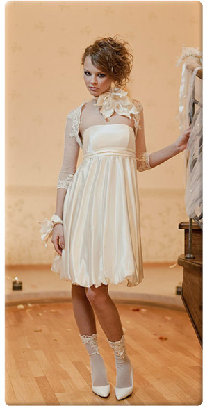 Короткое свадебное платье для беременных с прозрачными рукавами